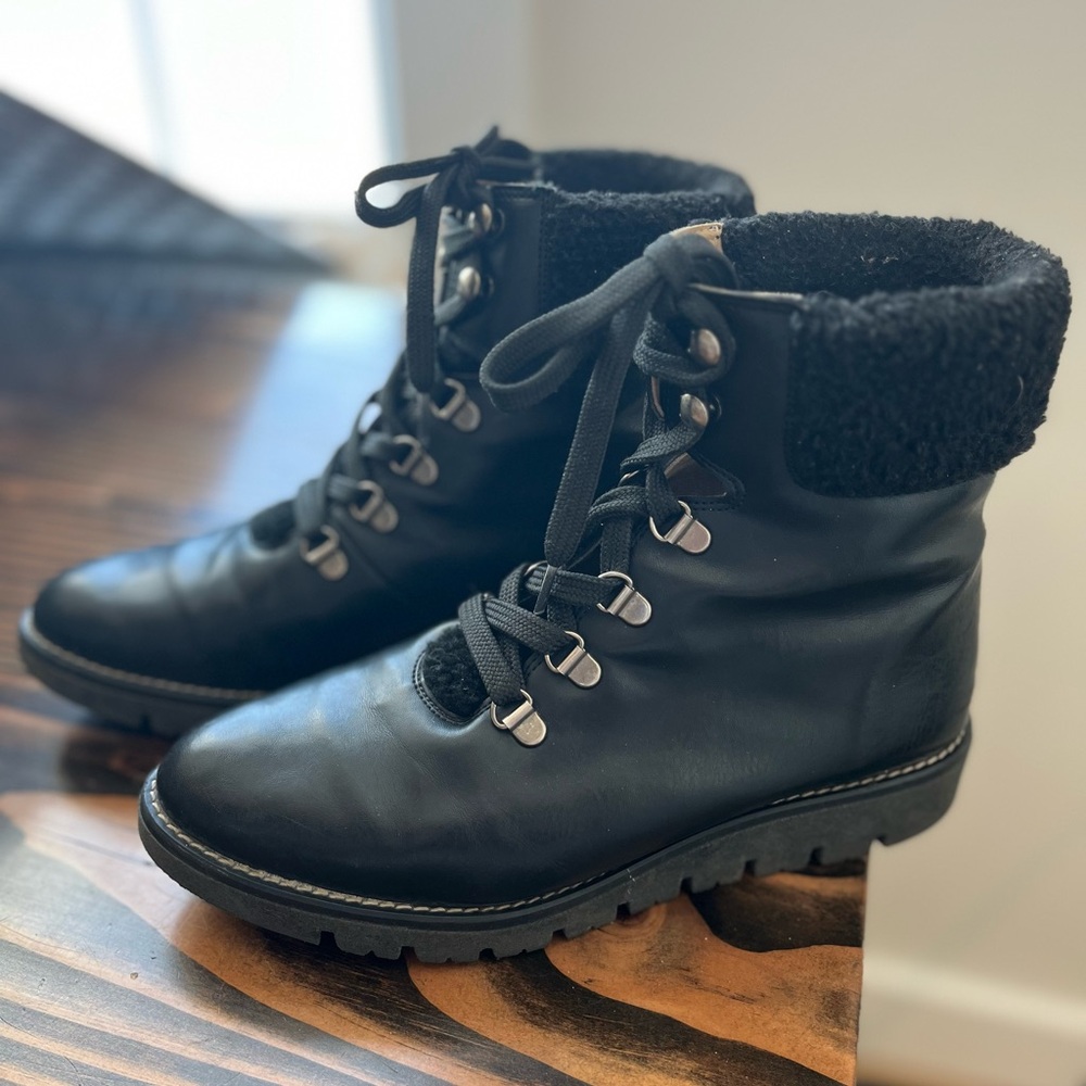 Vegan winter boots with faux fur trim